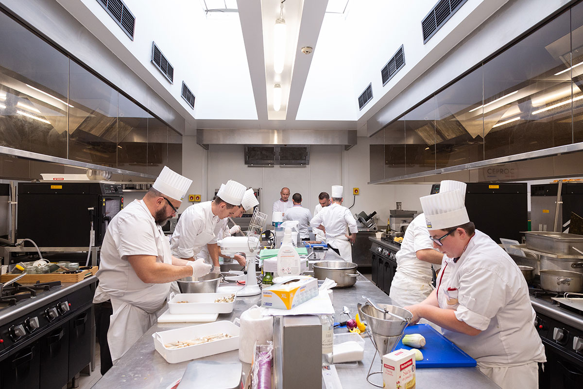 Charcutier-traiteur en action